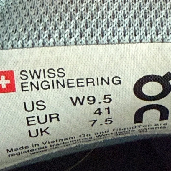 On Running Women's Trail Sneaker - Light Gray & Slate - Picture 5 of 5